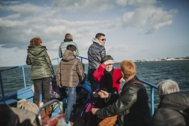 24 Mart 2018 - Olhao, Portekiz: tekne ile yolculuk Armona Adası arasındaki Olho Portekizce şehir zevk, Ria Formosa güzel bir mavi gökyüzü altında 24th Mart 2018 üzerinde gezinme yolcu.