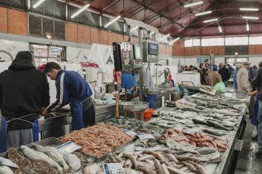 24 Mart 2018 - Olhao, Portekiz: Çeşitli balık ve deniz ürünleri tezgahlarda balık Market Olhao, Portekiz.