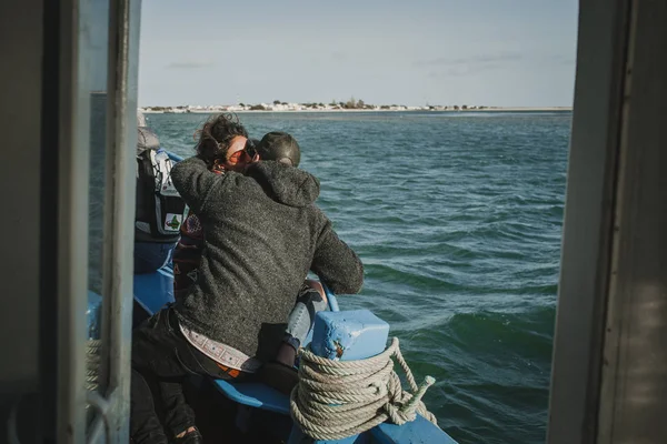 24. März 2018 - olhao, portugal: Passagiere genießen die Bootsfahrt zwischen der portugiesischen Stadt olho und der Insel Armona, die unter einem wunderschönen blauen Himmel durch ria formosa führt, am 24. März 2018. — Stockfoto