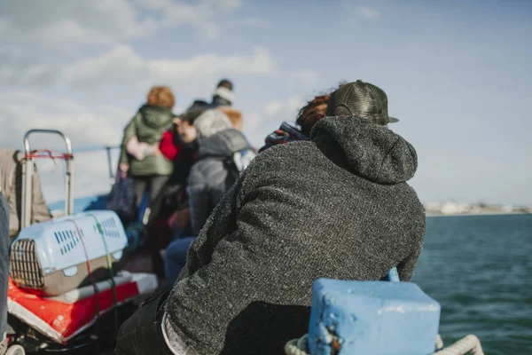 24 DE MARZO DE 2018 - OLHAO, PORTUGAL: Pasajeros disfrutando del viaje en barco entre la ciudad portuguesa de Olho y la Isla Armona, navegando por la Ría Formosa bajo un hermoso cielo azul, el 24 de marzo de 2018 . — Foto de Stock