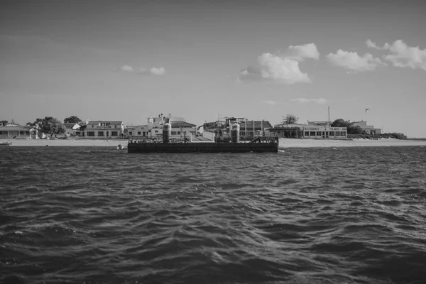 24 марта 2018 года - ОЛЬХАО, ПОРТУГАЛЬ: Причал острова Армона с видом на море, во время поездки на лодке из города Ольхо, 24 марта 2018 года . — стоковое фото