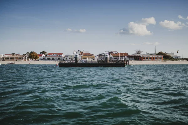 Március 24-én, 2018 - Olhão, Portugália: Armona sziget mólóra a tengerből, Olho város, hajókirándulás a március 24, 2018 során. — Stock Fotó