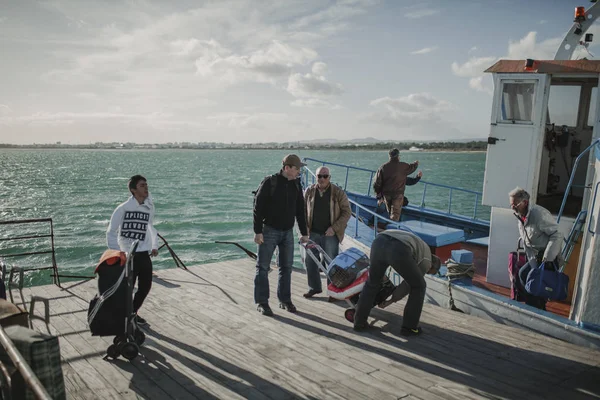 24. března 2018 - Olhäo, Portugalsko: Lidé vystupování z lodí a přijíždí na ostrov Armona, v Portugalsku, po cestě navigace Ria Formosa od Olhäo city, na 24 března 2018. — Stock fotografie