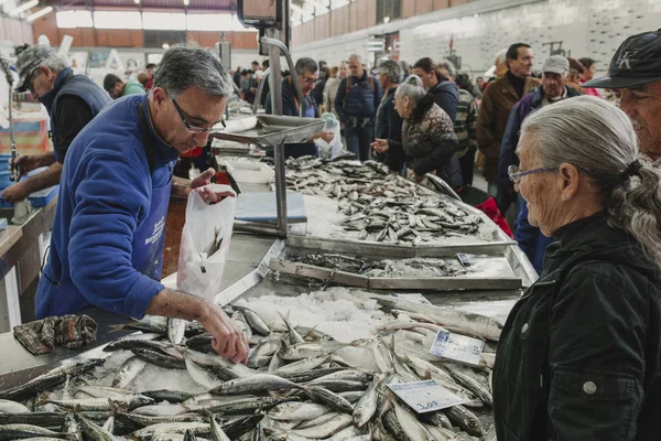 24 марта 2018 года - OLHAO, ПОРТУГАЛЬ: Рыботорговец продает рыбу клиенту на рыбном рынке в Олхао, Португалия, 24 марта 2018 года . — стоковое фото