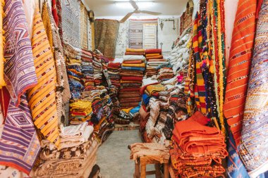 Fas pazarında bir tekstil dükkanı, bir sürü renkli halıları var..