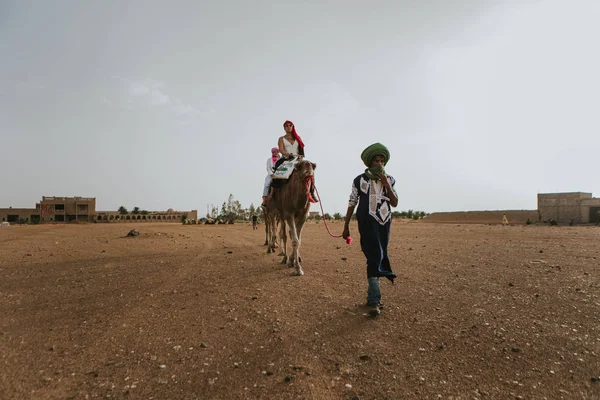 Sahara Desert Morocco September 18Th 2019 Berber Man Guiding Caravan — Zdjęcie stockowe