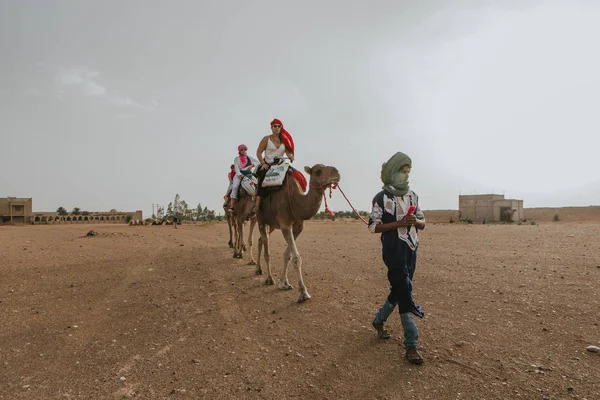 Sahara Desert Marocco Settembre 2019 Uomo Berbero Che Guida Una — Foto Stock