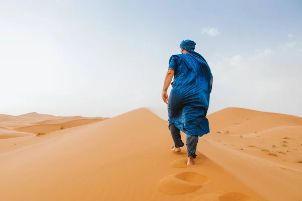 Uomo Con Abiti Classici Berberi Piedi Dalle Dune Del Deserto — Foto Stock