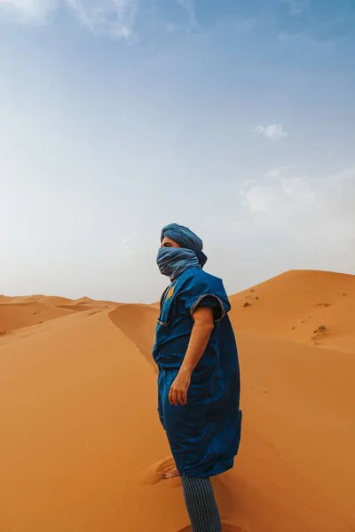 Uomo Con Vestiti Berberi Classici Piedi Sulle Dune Del Deserto — Foto Stock