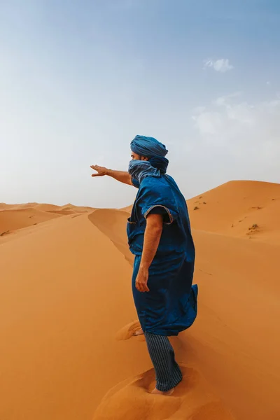 Uomo Con Vestiti Berberi Classici Piedi Puntando Con Mano Sulle — Foto Stock