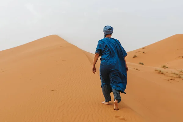 Uomo Con Abiti Classici Berberi Piedi Dalle Dune Del Deserto — Foto Stock