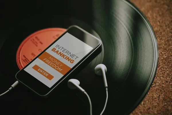 Handy mit Internet-Banking-App auf dem Bildschirm. — Stockbild Handy mit Internet-Banking-App auf dem Bildschirm. — Stockfoto