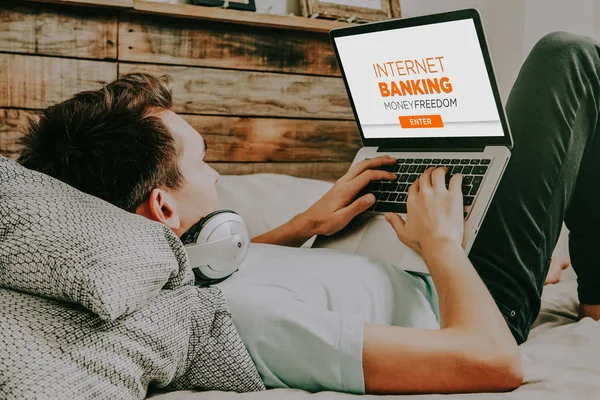 Hombre Usando Una Computadora Portátil Para Acceder Banca Por Internet —  Fotos de Stock