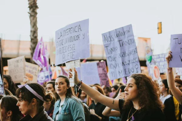 Malaga Spania Martie 2020 Femeie Care Arată Steagul Feminist Timpul — Fotografie, imagine de stoc