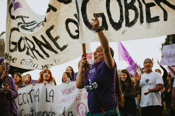 Малага, Испания - 8 марта 2020 года: 8 марта 2020 года во время забастовки феминисток в Малаге, Испания, люди празднуют 8-метровый женский день со знаменами и плакатами
.