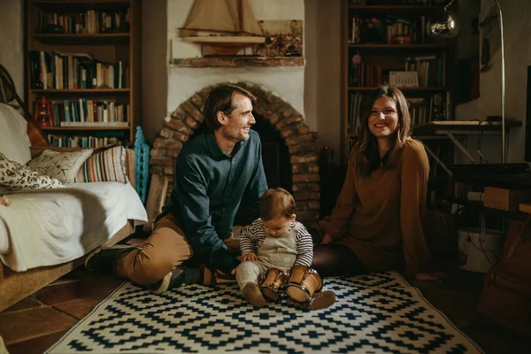 Jong Gelukkig Paar Verblijf Thuis Met Hun Baby Zoon Zitten — Stockfoto