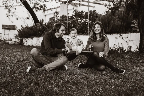 Pai Mãe Balançando Seu Bebê Sentado Grama Parque Preto Branco — Fotografia de Stock