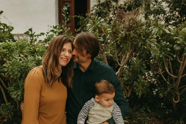 Mooi Paar Staan Samen Terwijl Man Houdt Hun Baby Zoon — Stockfoto