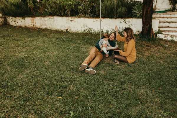 Beau Couple Jouissant Avec Leur Bébé Fils Dans Une Balançoire — Photo