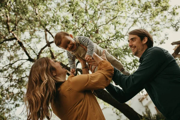 Moeder Vader Houden Haar Baby Zoon Armen Baby Lachen Met — Stockfoto