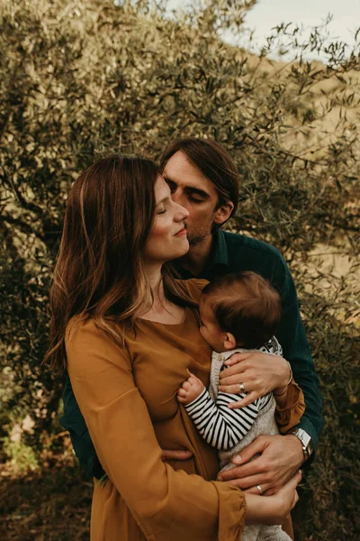 Casal Com Filho Livre Conceito Família Jovem Mãe Segura Bebé — Fotografia de Stock