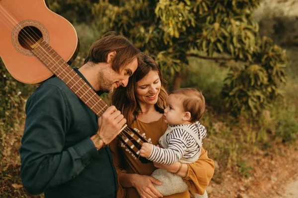 Jonge Ouders Die Met Hun Baby Armen Staan Glimlachend Naar — Stockfoto