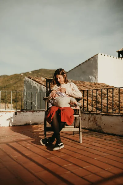 Mulher Amamentando Seu Filho Terraço Casa Com Luz Solar — Fotografia de Stock