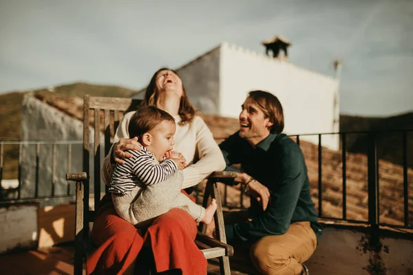 Ouders Lachen Hebben Plezier Met Hun Zoontje Zittend Het Terras — Stockfoto