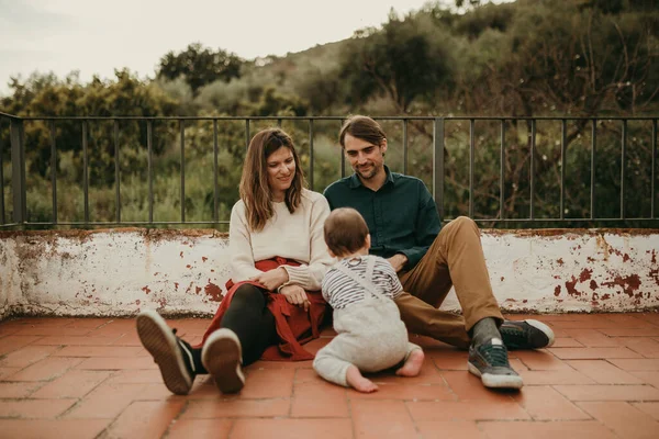 Gelukkig Familie Portret Met Man Vrouw Zitten Vloer Met Hun — Stockfoto