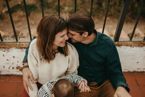 Hombre Mujer Amándose Mutuamente Mientras Sentaba Aire Libre Con Hijo — Foto de Stock