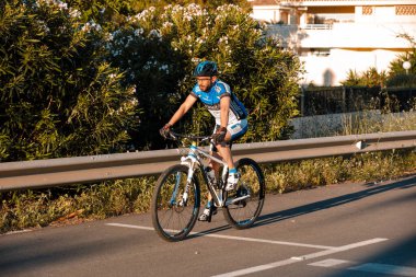 Benalmadena, İspanya - 2 Mayıs 2020: Kosta del Sol bisikletçileri Coronavirus salgınından sonra tekrar bisiklet sürmeye başladılar..