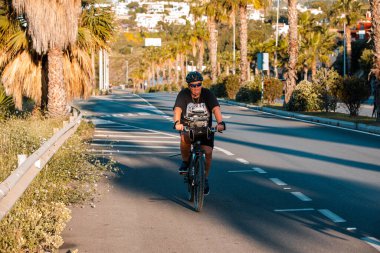 Benalmadena, İspanya - 3 Mayıs 2020: Kosta del Sol vatandaşları Coronavirus pandemik tecrit karantinasından sonra tekrar bisikletlerine bindiler..