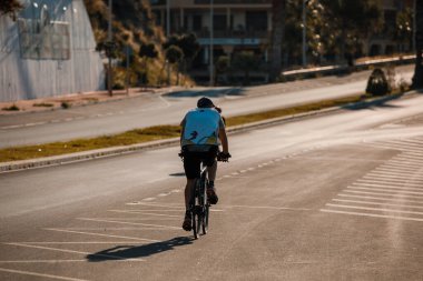 Benalmadena, İspanya - 3 Mayıs 2020: Kosta del Sol vatandaşları Coronavirus pandemik tecrit karantinasından sonra tekrar bisikletlerine bindiler..