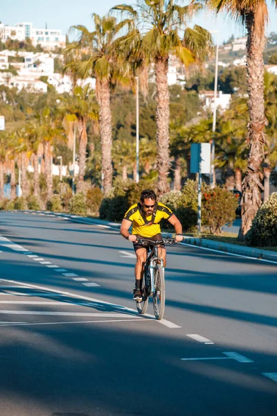 ベナルマデナ スペイン 2020年5月3日 コスタデルソルの市民は 再び第0期を再開するスペイン語中に コロナウイルスのパンデミック封鎖隔離後の自転車に乗る — ストック写真