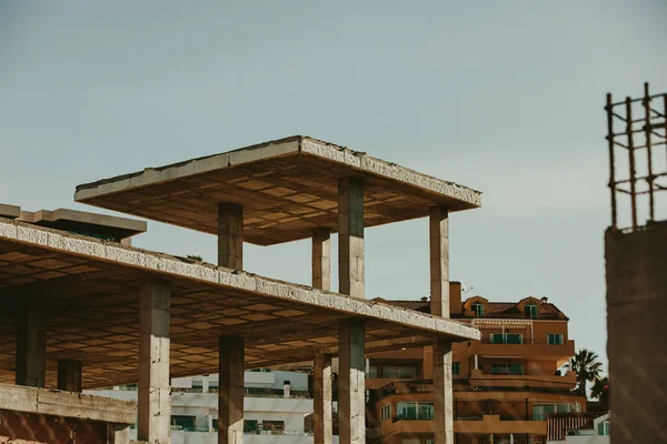 Casa Fundação Concreto Com Apartamentos Acabados Segundo Plano Construção Abandonada — Fotografia de Stock