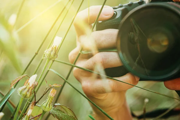 Πρόσωπο Χέρι Κρατώντας Μια Επαγγελματική Φωτογραφική Μηχανή Για Τραβήξετε Μακροφωτογραφίες — Φωτογραφία Αρχείου