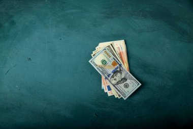 Euro para çıktı. Euro para. Euro para birimi. Paralar birbirlerine farklı pozisyonlarda yığılmış. Para kavramı.