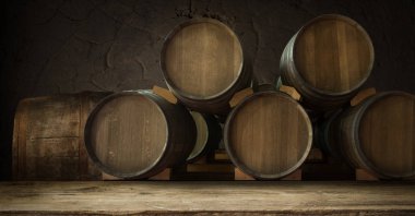 fıçının arka planı ve aşınmış eski ahşap masa