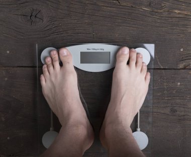 Diyet. Bir ölçek üzerinde duran kadın çıplak ayak Üstten Görünüm