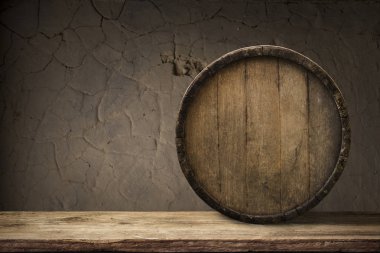 Tahta meşe varili beyaz arkaplanda izole edilmiş.
