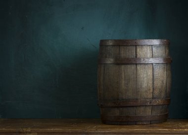 Bira varil bira gözlük ahşap arka plan üzerinde tablo ile