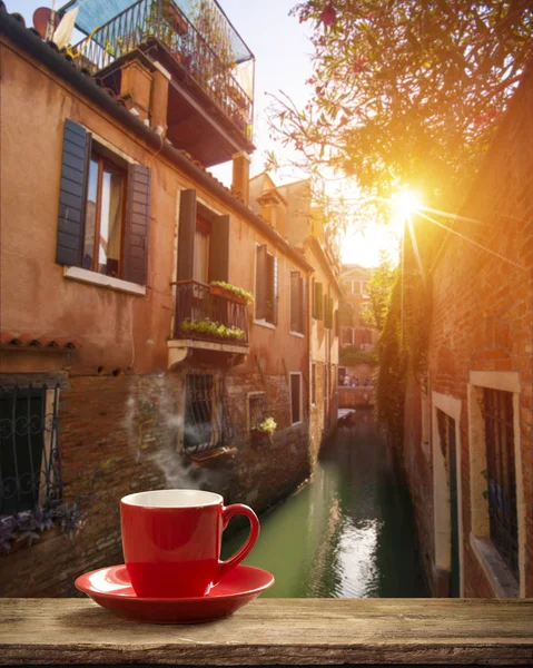 टेबलवर कॉफी आणि सूर्यास्ताच्या वेळी व्हेनिस, इटली — स्टॉक फोटो, इमेज