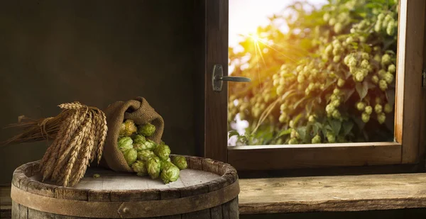 Barril de cerveza con vasos de cerveza en la mesa sobre fondo de madera — Foto de Stock