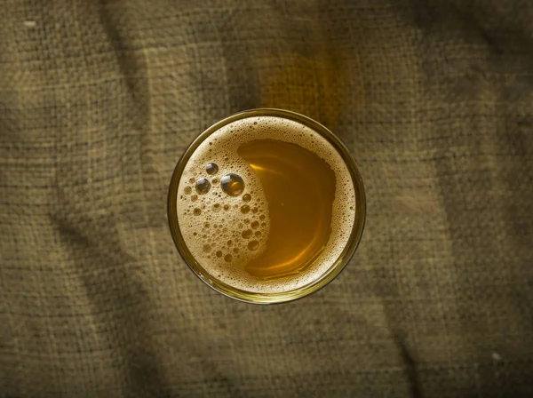 Barril de cerveja com copos de cerveja na mesa sobre fundo de madeira — Fotografia de Stock