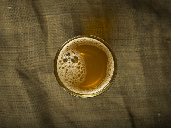 Baril de bière avec verres à bière sur la table sur fond en bois — Photo