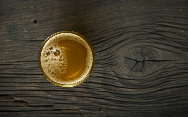 Barril de cerveza con vasos de cerveza en la mesa sobre fondo de madera — Foto de Stock