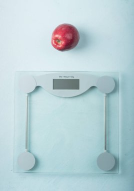 Bir Kırmızı elma ve şerit metre eski ahşap yer.