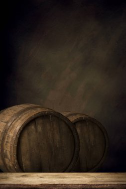 Bira varil üzerinde ahşap arka plan masaya