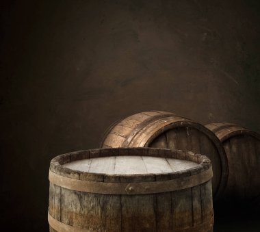 Bira varil üzerinde ahşap arka plan masaya