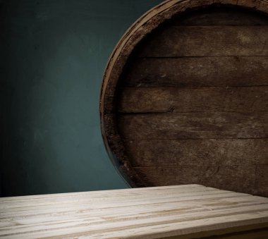 Bira varil üzerinde ahşap arka plan masaya